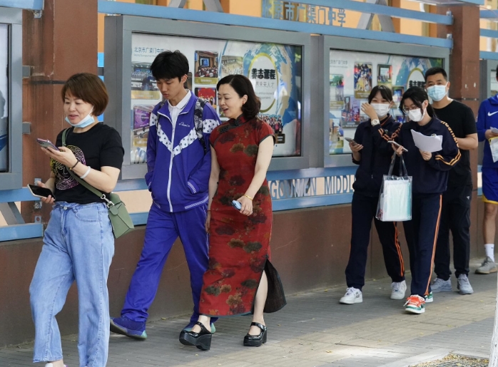 北京の試験會場で受験生にエール送る人々　「高考」が7日からスタート