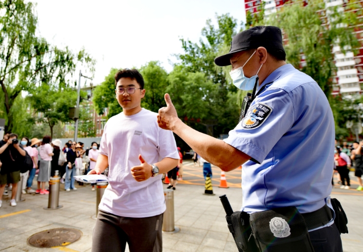 北京の試験會場で受験生にエール送る人々　「高考」が7日からスタート