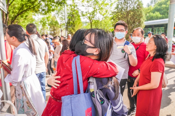 北京の試験會(huì)場(chǎng)で受験生にエール送る人々　「高考」が7日からスタート