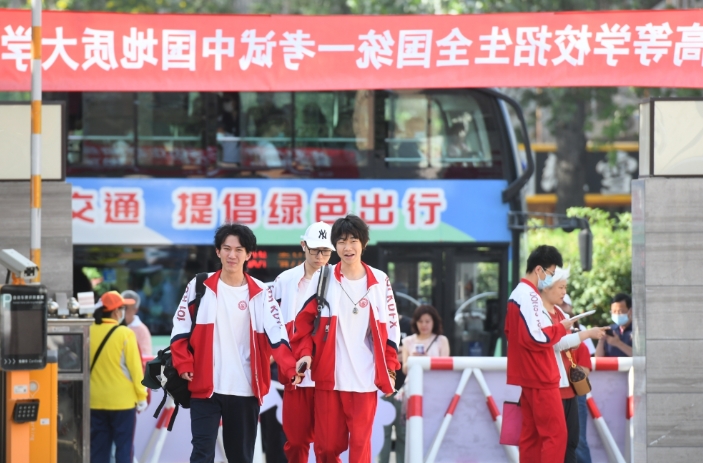 北京の試験會場で受験生にエール送る人々　「高考」が7日からスタート