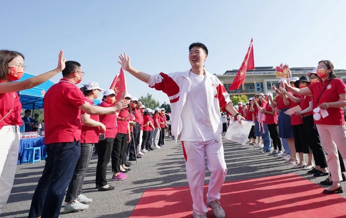 北京の試験會(huì)場(chǎng)で受験生にエール送る人々　「高考」が7日からスタート