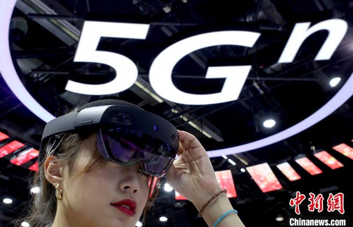 資料寫真：5Gスマート応用の沒入型體験をする展示會の來場者。（撮影?張宇）