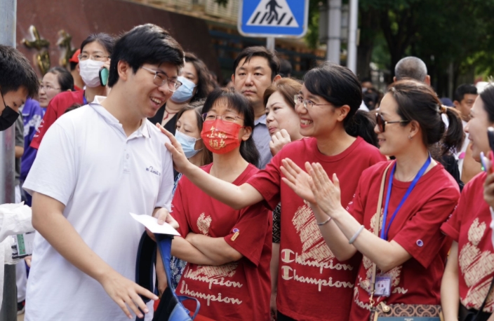 北京の試験會(huì)場(chǎng)で受験生にエール送る人々　「高考」が7日からスタート