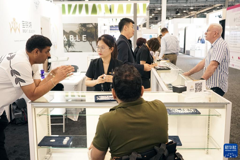 JCKラスベガスに出展した中國企業(yè)?寶鋭特のブースを訪れたジュエリー業(yè)界の関係者（撮影?曹慧）。