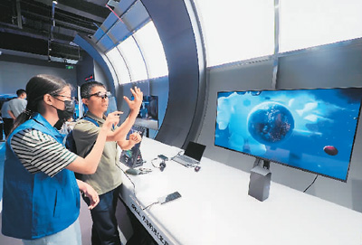 中國SF大會2023がこのほど北京市石景山區(qū)の北京首鋼園で閉幕した。寫真は同大會のSF産業(yè)新技術(shù)?新製品展示會で、AR（拡張現(xiàn)実）を體験する來場者。（撮影?杜建坡）