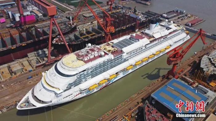 6月1日早朝から「愛達(dá)?魔都」號(hào)は注水?浮上、移動(dòng)からドックを出るまでの6日間に及ぶ作業(yè)がスタート。上空から撮影した浮上に成功した中國(guó)初の國(guó)産大型クルーズ船「愛達(dá)?魔都」號(hào)。（撮影?殷立勤）