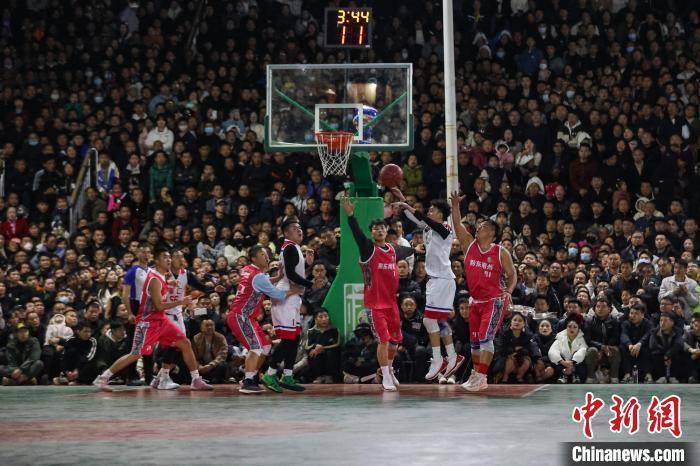 貴州省臺盤村で開催された「村BA」の試合の様子（撮影?瞿宏倫）。