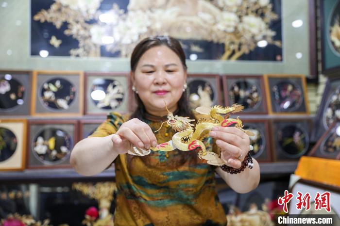 麥わらで作るユニークな工蕓品　河南省清豊県