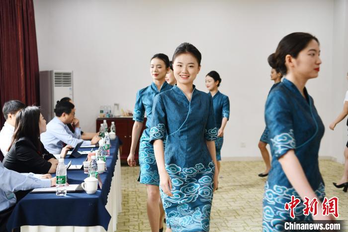 客室乗務(wù)員と機內(nèi)セキュリティスタッフの募集に多數(shù)の応募者　四川省成都