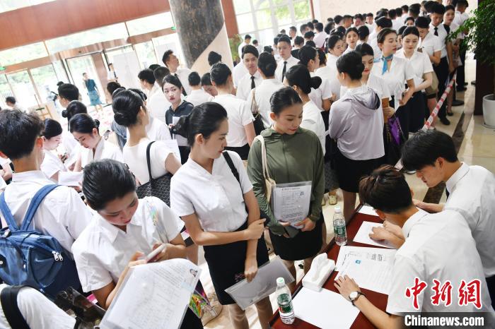 客室乗務(wù)員と機(jī)內(nèi)セキュリティスタッフの募集に多數(shù)の応募者　四川省成都