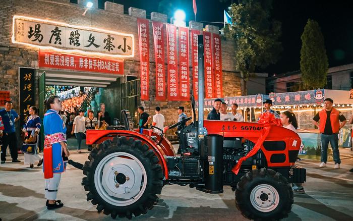 農(nóng)村バスケットボール大會の賞品はトラクターにガチョウ　貴州省