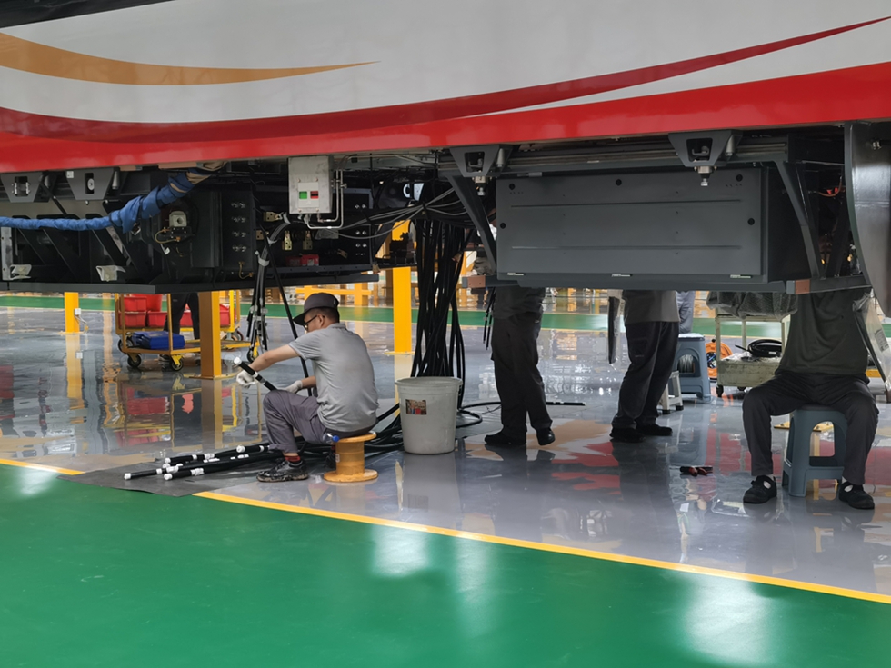 製造ラインで忙しく働いている作業(yè)員。（2023年6月12日に撮影。撮影?孫鴻宇）