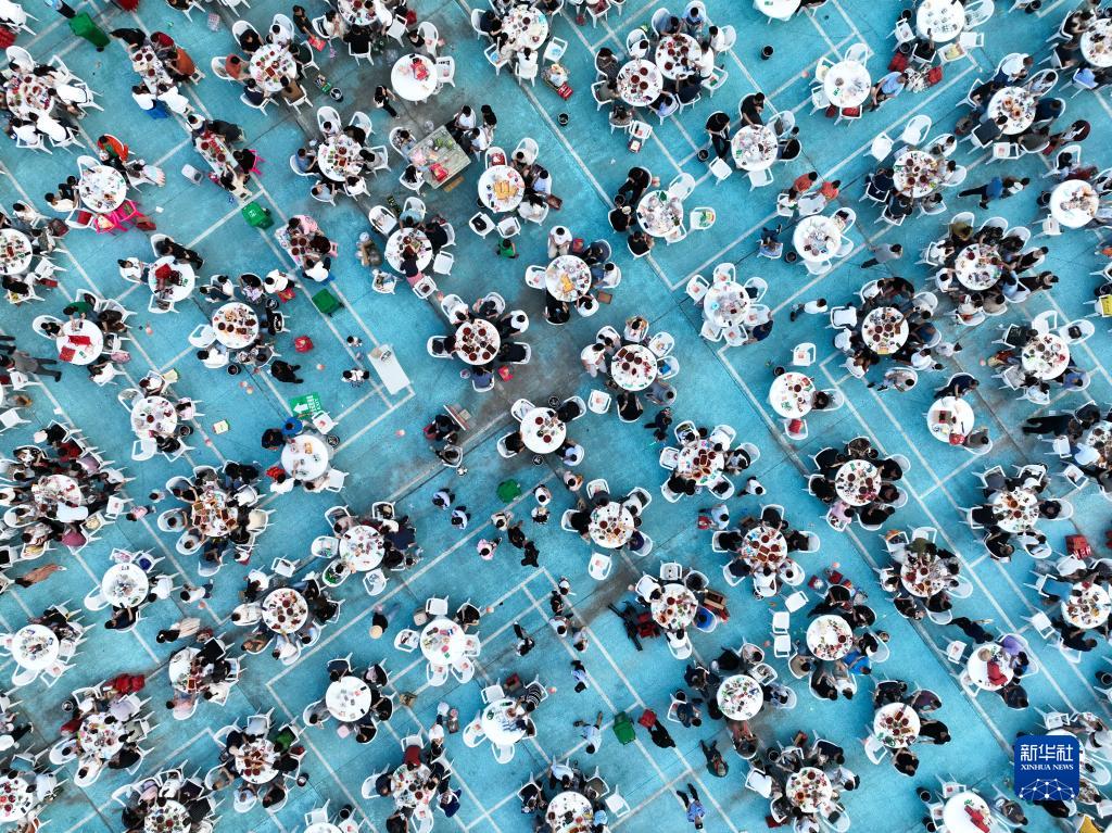 1萬(wàn)人規(guī)模の「ザリガニの宴」開催　江蘇省盱眙県