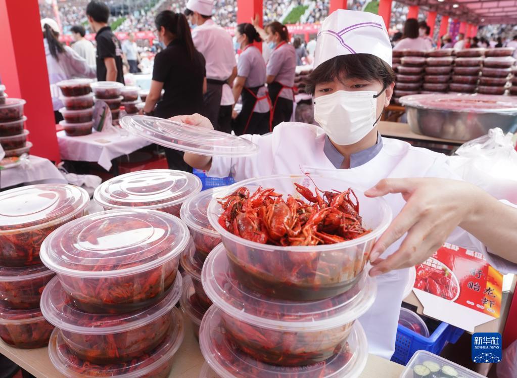 1萬(wàn)人規(guī)模の「ザリガニの宴」開催　江蘇省盱眙県