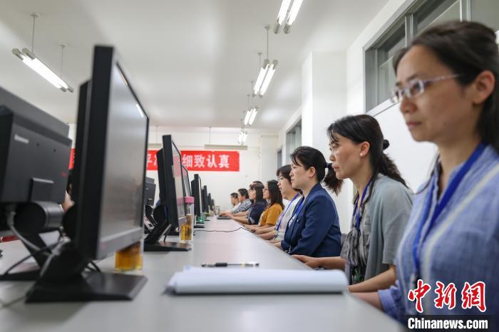 パソコンで採點作業(yè)を進める採點擔當の教員たち（撮影?瞿宏倫）。