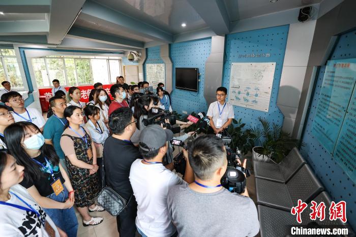 大學(xué)入試「採點公開デー」で受験生たちが採點作業(yè)を見學(xué)　貴州省