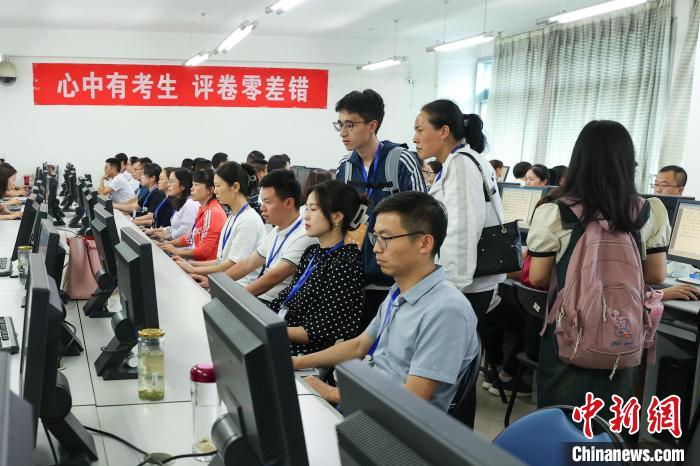 大學(xué)入試「採點(diǎn)公開デー」で受験生たちが採點(diǎn)作業(yè)を見學(xué)　貴州省