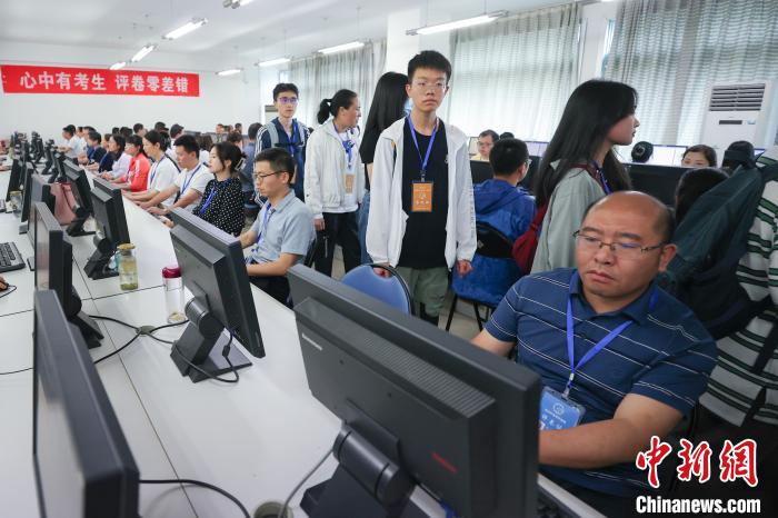 大學入試「採點公開デー」で受験生たちが採點作業(yè)を見學　貴州省