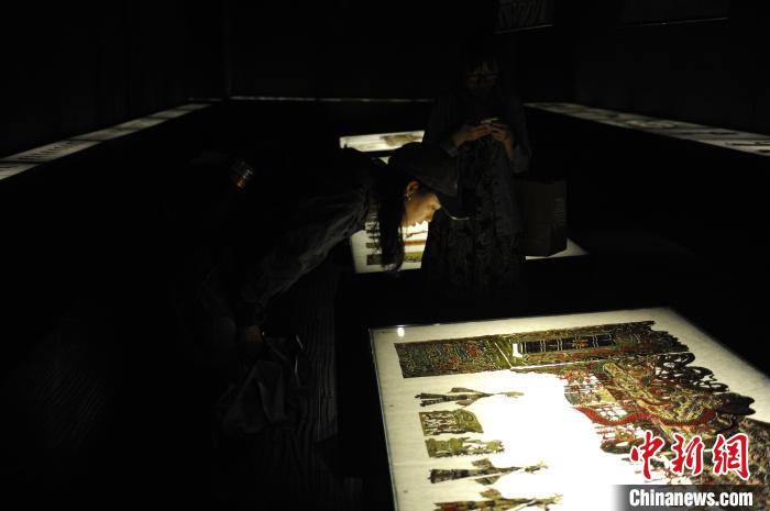 影絵を鑑賞する來館者（撮影?高鋮）。