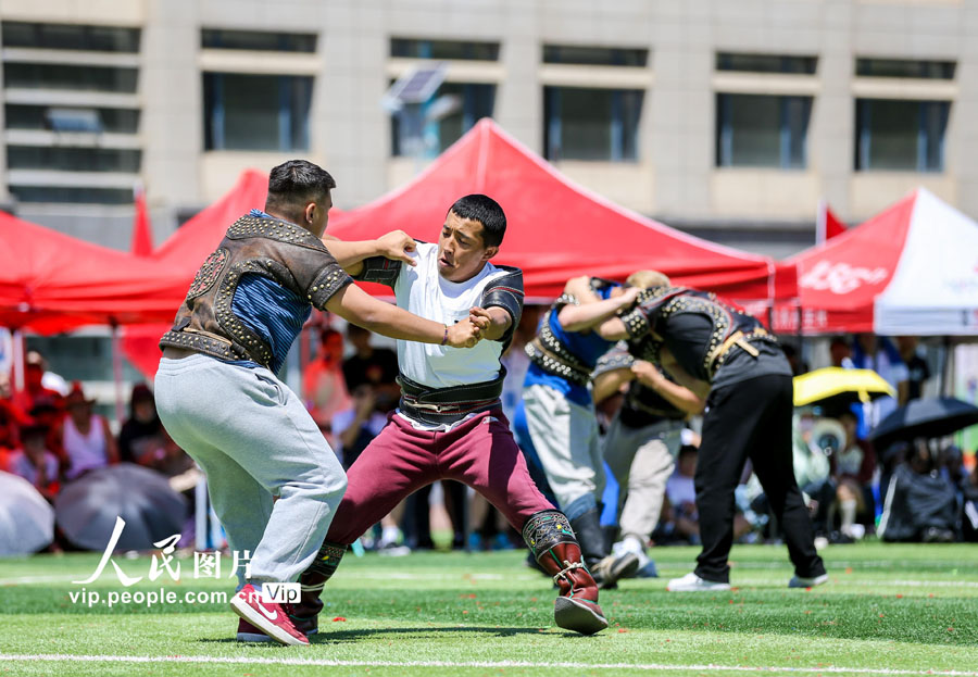 大學キャンパスで行われた民族の祭典「ナーダム」　內蒙古
