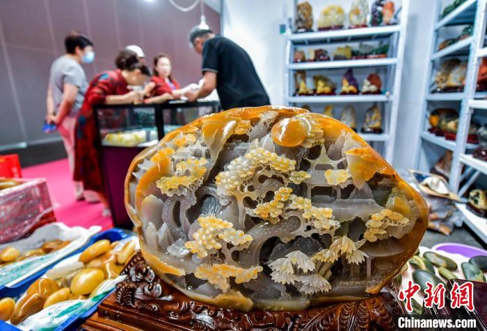 「新疆石博會(huì)」が開(kāi)幕　各種各様の石が一堂に會(huì)す