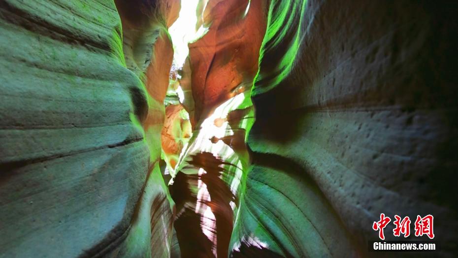 盛夏の甘泉大峽谷に広がる幻想的な風(fēng)景　陝西省