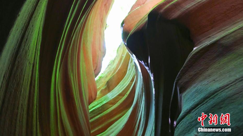 盛夏の甘泉大峽谷に広がる幻想的な風(fēng)景　陝西省