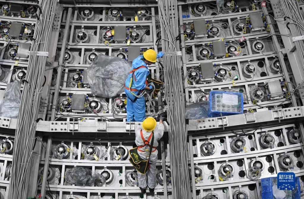 地下700メートルに設置された江門ニュートリノ実験中心検出器　広東省