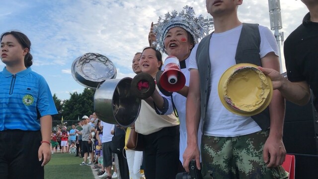 鍋を叩いて応援が「村サッカー?スーパーリーグ」の特色の一つ。他の地域から來た観客もデリバリーで鍋を手に入れ、サポーターに加わっている。