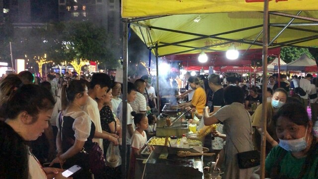 「村サッカー?スーパーリーグ」の活況を背景に、サッカー場近くの露店や店も大繁盛に。