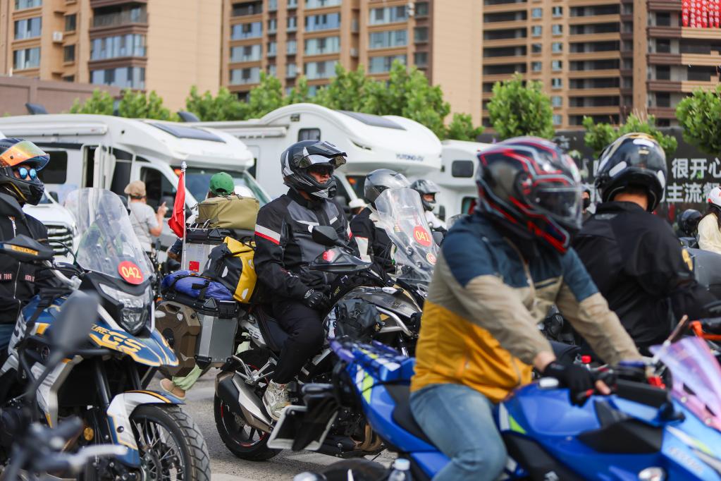 新疆維吾爾自治區(qū)阿克蘇地區(qū)庫(kù)車(chē)市で行われた獨(dú)庫(kù)公路の開(kāi)通式で、出発を待つ車(chē)両（6月18日撮影?郝昭）。