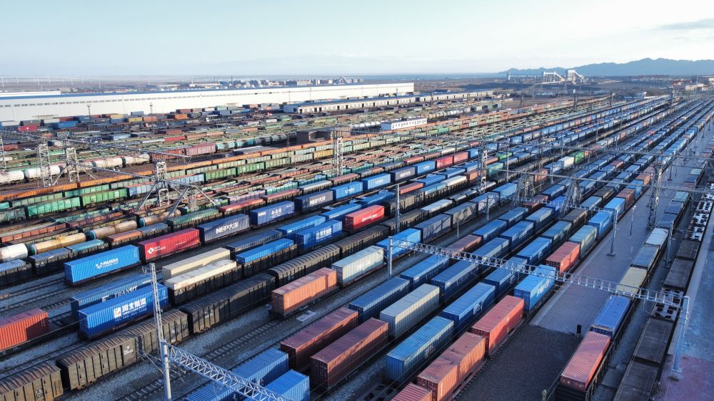 阿拉山口駅で、出発を控え、待機(jī)する中歐班列の一群。