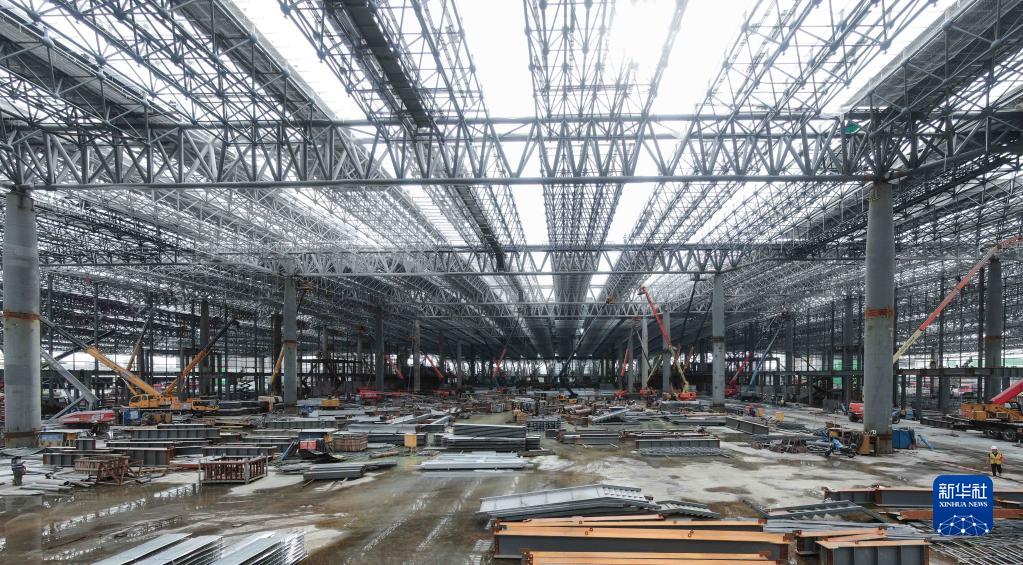 広州白雲(yún)鉄道駅工事、駅舎の最上部が完成　広東省