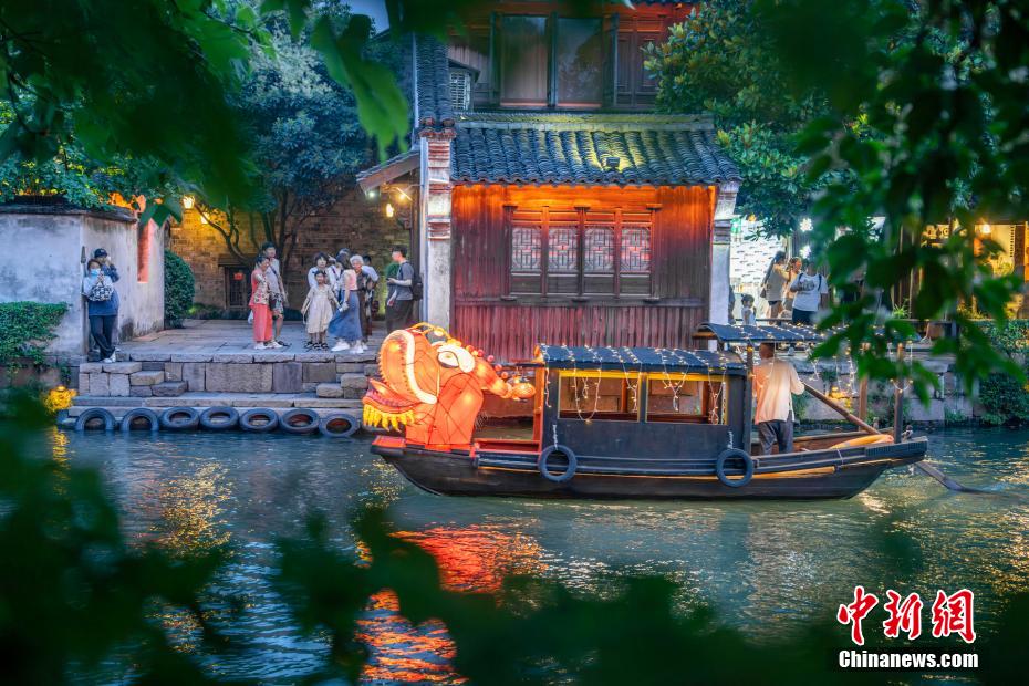 「竜」に姿を変えた名物の櫓漕ぎ船による水上パレード　浙江省烏鎮(zhèn)