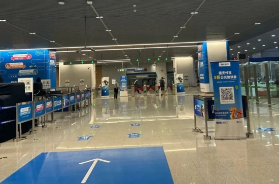 ここ1年、北京豊臺駅では、鉄道と地下鉄のセキュリティチェック相互認証を?qū)毪筏皮い毪郡?、旅客は駅を出て地下鉄に乗り換える際、セキュリティチェックを受ける必要はなく、乗り換えにかかる時間は平均15－20分に短縮されている。