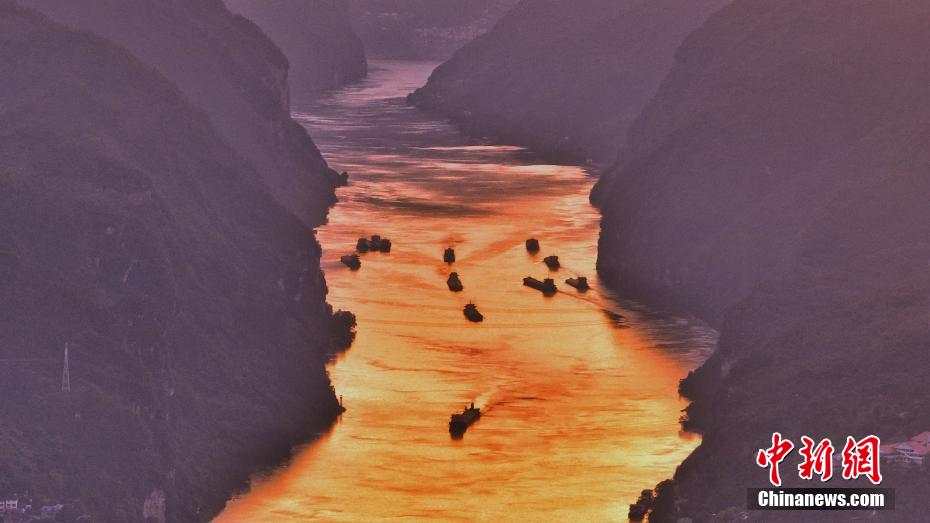 渓谷を「ドレスアップ」する美しい夕焼け　湖北省宜昌