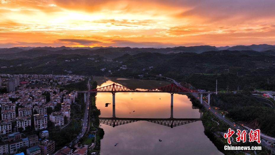 渓谷を「ドレスアップ」する美しい夕焼け　湖北省宜昌