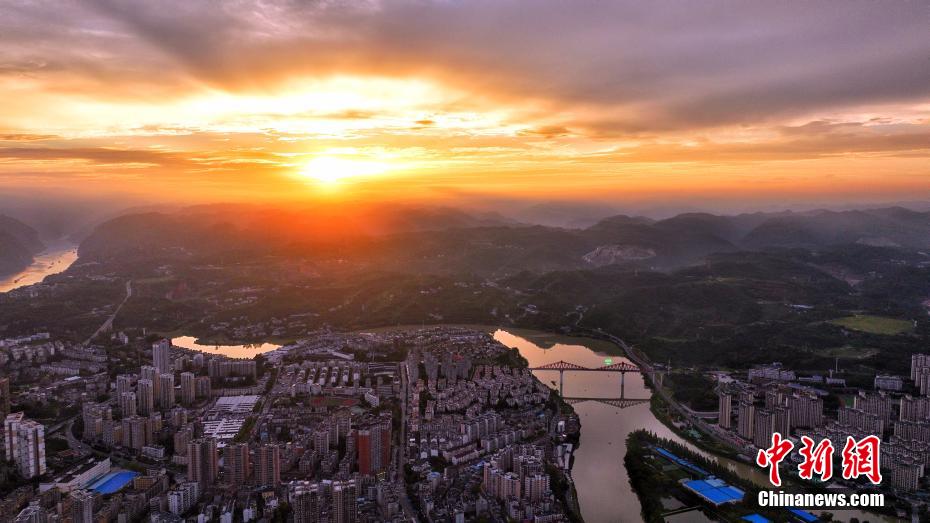 渓谷を「ドレスアップ」する美しい夕焼け　湖北省宜昌