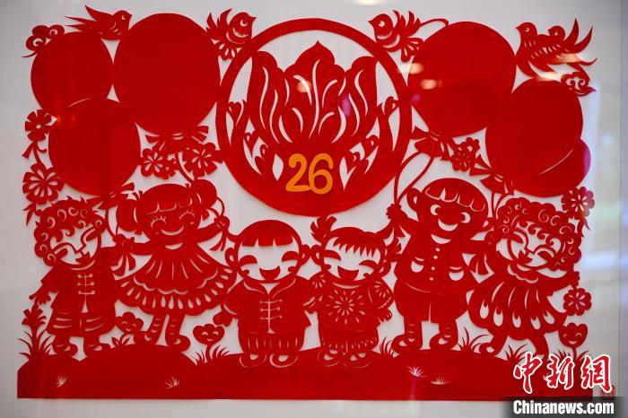 「愛」をテーマに香港復(fù)帰26周年を祝う切り絵アート展　香港特區(qū)