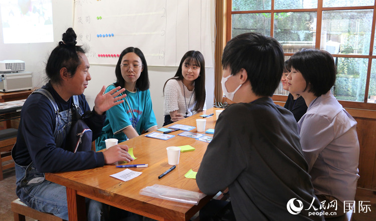 海のごみや汚れを減らす行動のシミュレーションができるカードゲーム「CHANGE FOR THE BLUE」（撮影?許可）。