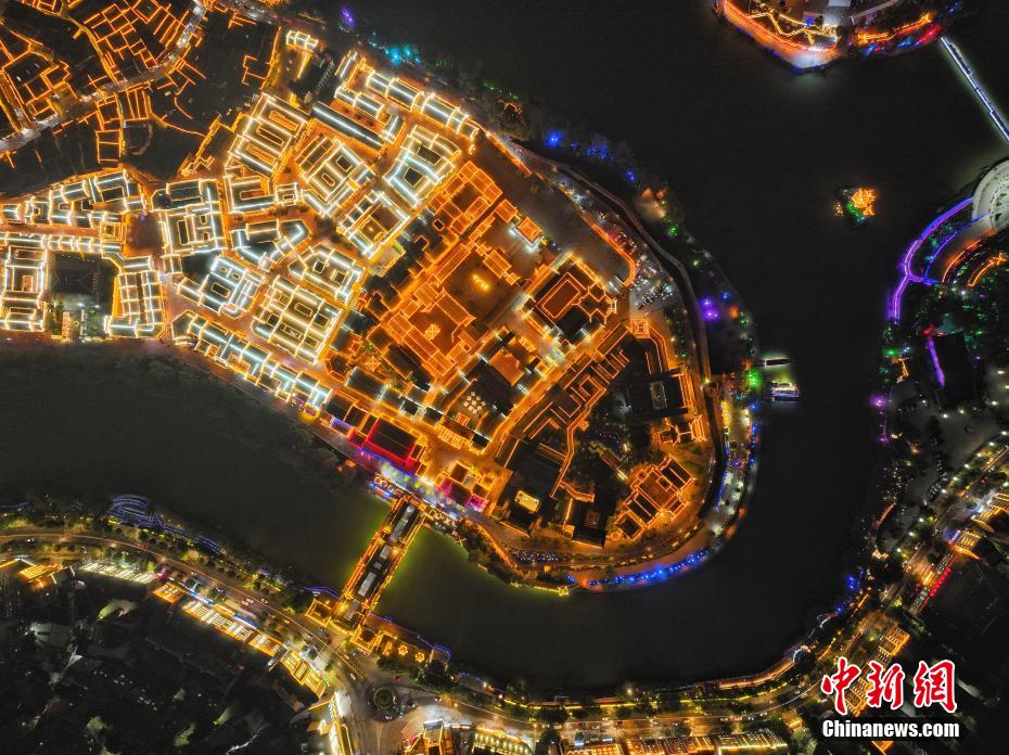 中南門歴史文化観光區(qū)の美しい夜景を空撮　貴州省銅仁