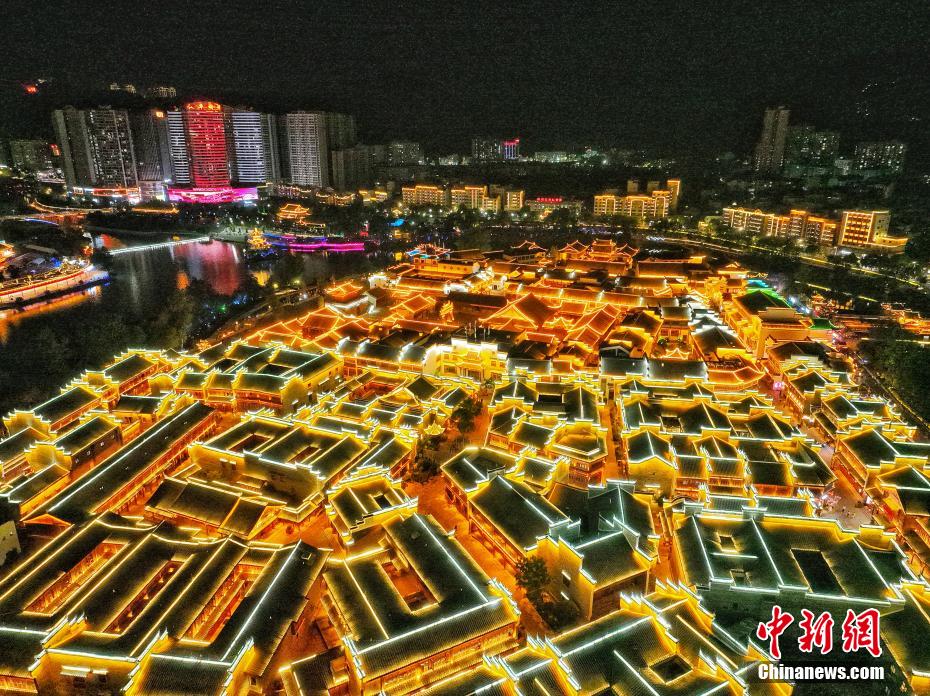 中南門歴史文化観光區(qū)の美しい夜景を空撮　貴州省銅仁