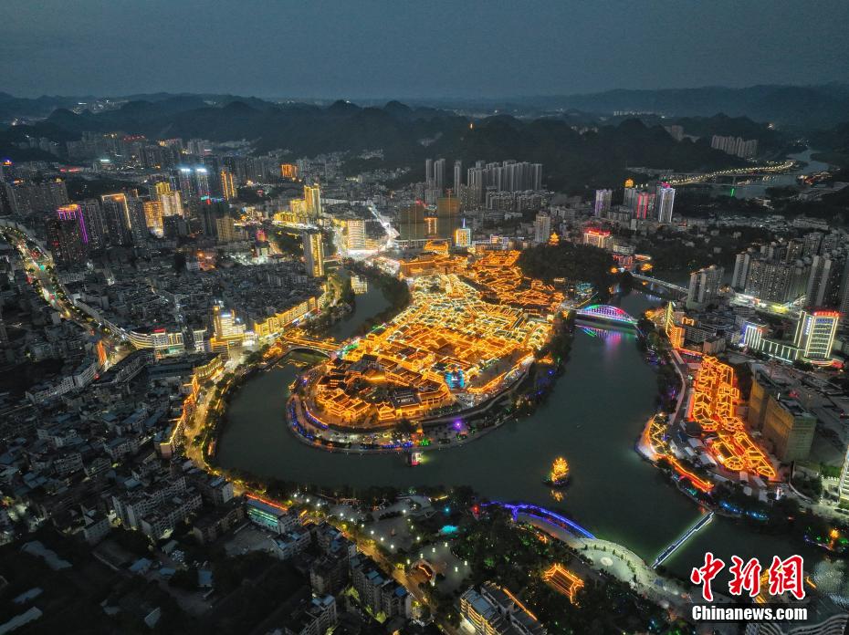 中南門歴史文化観光區(qū)の美しい夜景を空撮　貴州省銅仁