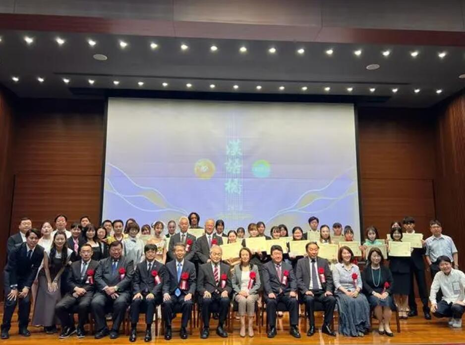 6月24日のコンテスト終了後に記念寫真を撮影する出場者、審査委員、ゲスト（撮影?岳晨星）。