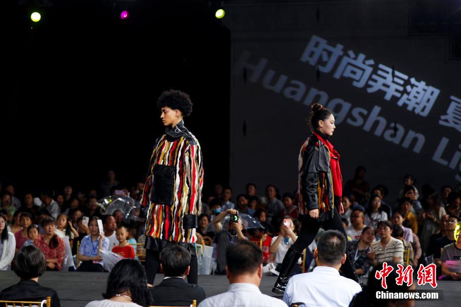 古民家を舞臺(tái)にしたファッションショー　安徽省黃山