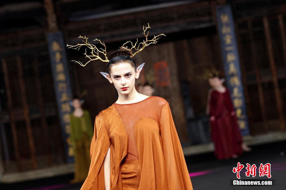 古民家を舞臺(tái)にしたファッションショー　安徽省黃山