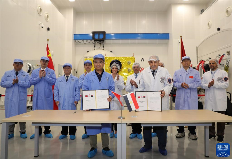 中國(guó)政府が援助する「エジプト2號(hào)」衛(wèi)星のプロトタイプモデルが引き渡し