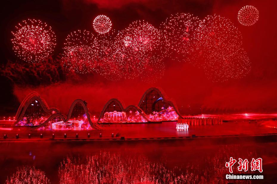 夜空を色鮮やかに染める約8萬発の花火　江西省