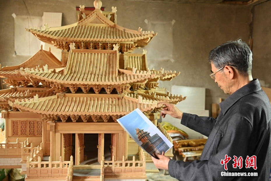 「木組み工法」で故宮角樓の模型を制作　甘粛省金昌