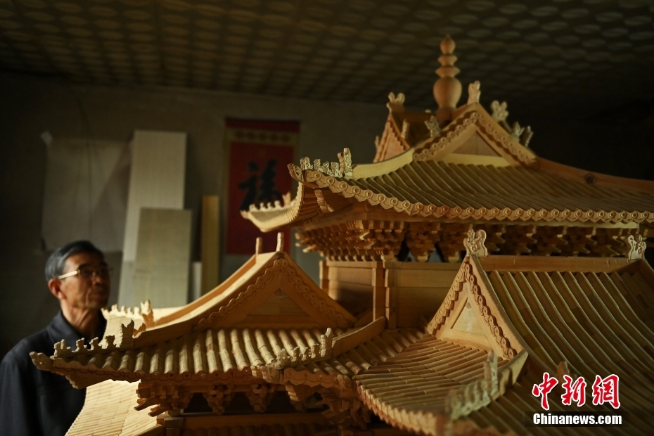 「木組み工法」で故宮角樓の模型を制作　甘粛省金昌